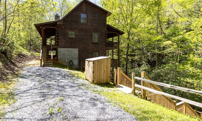 Hayesville Cabin | Creekfront Home- Cozy And Private! Great Deck on Creek. Hayesville NC