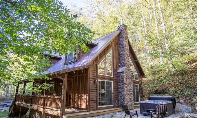Banner Elk Cottage | Creekside Cabin On Wooded Property