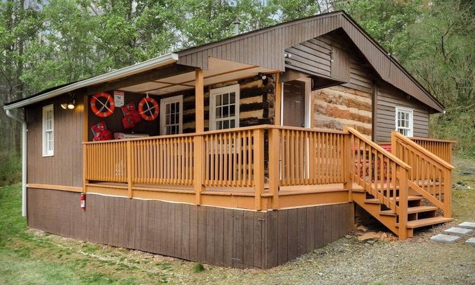 Mount Jackson Ski Chalet | Creekside Cabin w Hot Tub, Fire Pit, Deck & Grill!