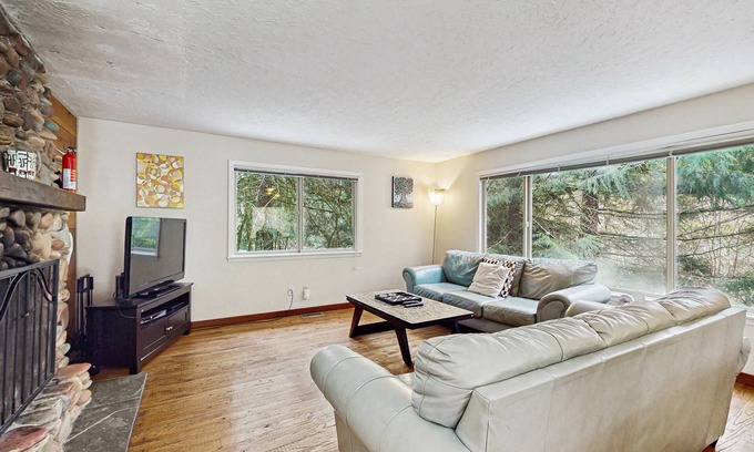 Rhododendron House | Creekside cabin with water view, deck, jetted tub & game room - near Mt. Hood