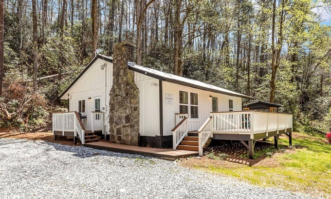 Helen House | Creekside Cottage– Historic Water-View Cottage