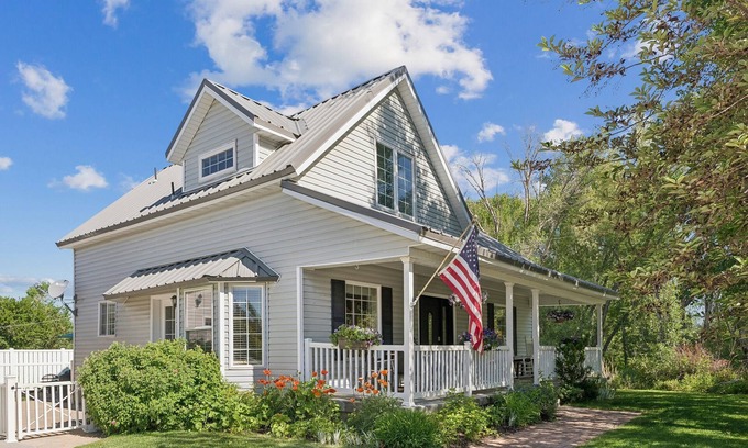 Kamas Cottage | Creekside cutie, 3br 2.5ba, near skiing, sleeps 8