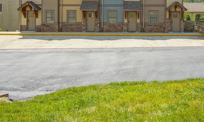 Snowshoe House | Creekside G28: 2 Story Townhome, 3 bedroom, 3 full Bath, Hot tub on private deck.