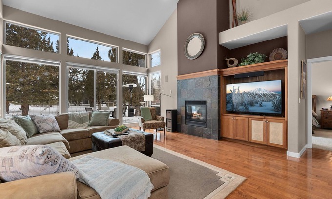 Redmond House | Creekside Townhouse in Eagle Crest-Ridge. 4 guests with private hot tub