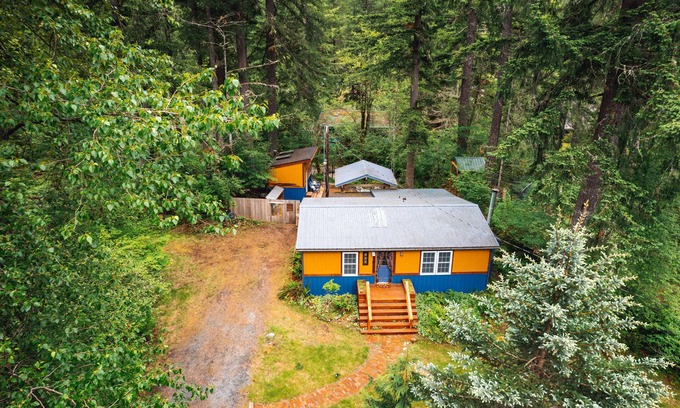 Ashford Cabin | CreeksideCabin at Mt.Rainier dog friendlyFreshOrganicEggs
