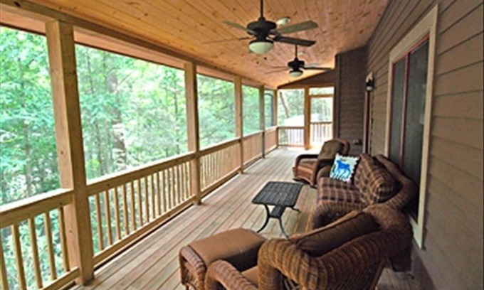 Wildwood Mountain Cabin | Creekview Cabin - Bright, Airy, Peaceful & close to Highlands and Cashiers