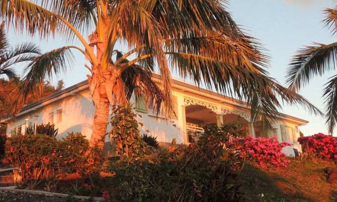 Saint-Leu Cottage | Creole Home for 6 in Saint-Leu with Bay View