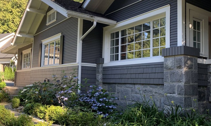 Surrey House | Crescent Park Heritage Bungalow ~ walking distance to Crescent Beach