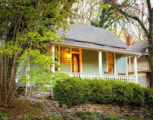 Eureka Springs Historic District House | Cricket Cottage