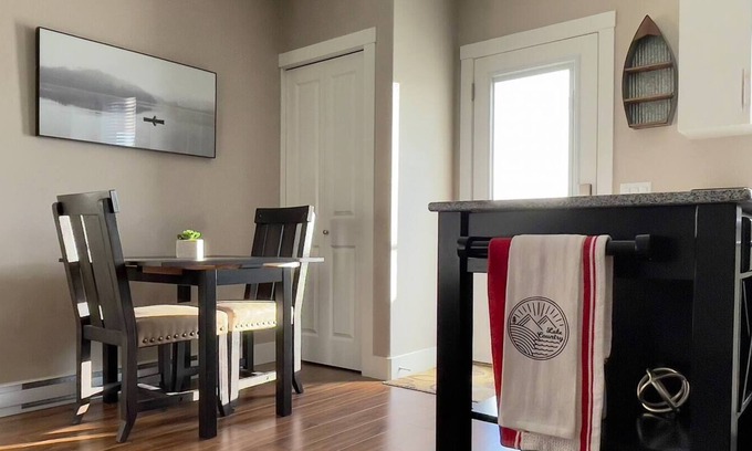 Winfield House | Crimson Sunrise is surrounded by wineries, orchards and lakes.