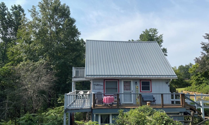 Hendersonville Ski Chalet | Crow's Nest Chalet-HendersonvilleNC-McMillan Hidden Valley-Blue Ridge Mtn Views!