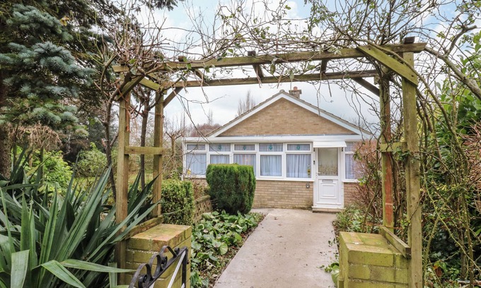 Wisbech Cottage | CROWN FARM, pet friendly, character holiday cottage in Upwell