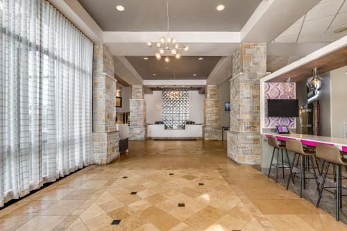 Oak Creek Hotel | Crowne Plaza Milwaukee Airport by IHG