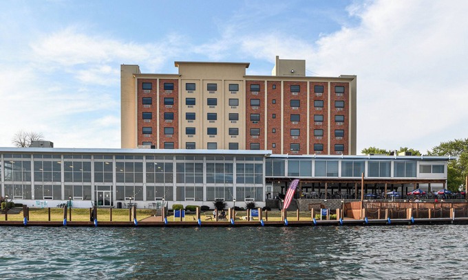 Niagara Falls Hotel | Crowne Plaza Niagara Falls NY Riverside by IHG