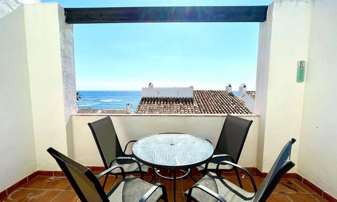 Sitio de Calahonda Apartment | CS166 Cosy duplex 1 bedroom apartment only a few steps from Calahonda Beach located between Fuengirola and Marbella in the Doña Lola resort