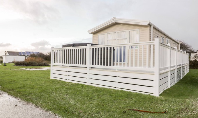 Truro Cottage | CUBERT NO.3, pet friendly, with hot tub in Goonhavern