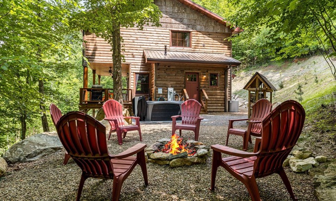 Mars Hill Cabin | Cubs Den Cabin | Luxe Views, Hot Tub + Fire Pit Retreat + Biltmore Pass