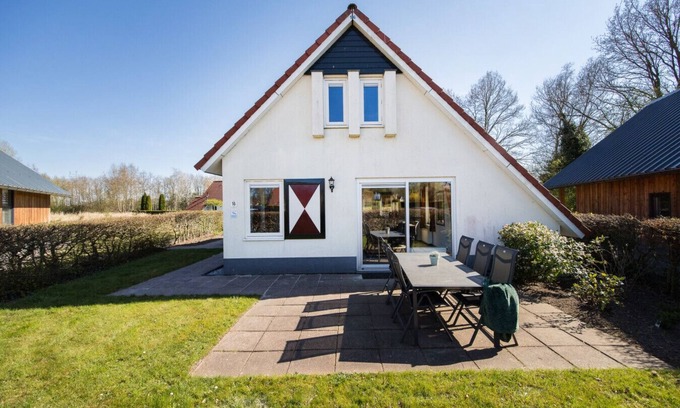 Zwiggelte House | Cuckoo I Modern Home with Private Garden