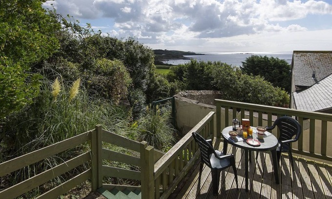 Marazion Cottage | Cudden View - Spacious Character Cottage, Sea & Coastal Views, Balcony, Parking