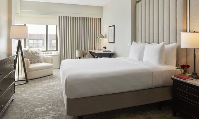 Capitol Hill Hotel | Cultural Retreat Near Lincoln Memorial! Pet Friendly King Stay!