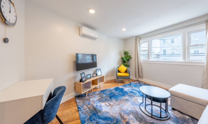 North Ironbound Apartment | Curated Comfort 1 BR Apt. 8 Min to Penn Station!