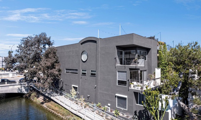 Venice House | Curated Venice Canals Hideaway – Live Inside a Private Gallery