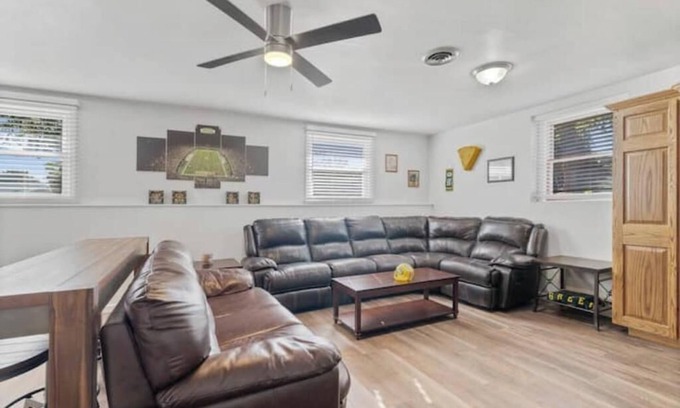 Ashwaubenon House | Curlys Backyard - Premier Location! Lambeau GB