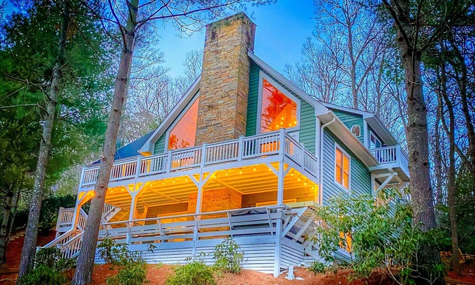Swannanoa House | Custom-built mountain retreat with hot tub, pool table & gym - 3 acres with pond