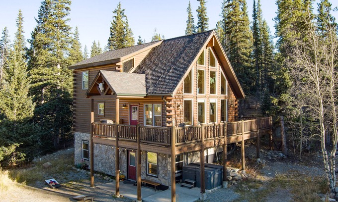 Valley of the Sun Cabin | Custom Craftsman Chalet🏡Fenced Yard for Pets🍃Aspens, Hot Tub 💰$0 Cleaning & Pet Fee