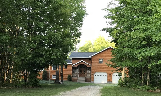 Shingleton House | Custom log home w/Game Rm, fire place. Bar,Weight Rm!, wifi, close to Pic Rocks!