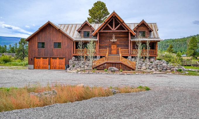 Rio Vista Estates House | Custom riverfront log home w/hot tub, decks & fireplace