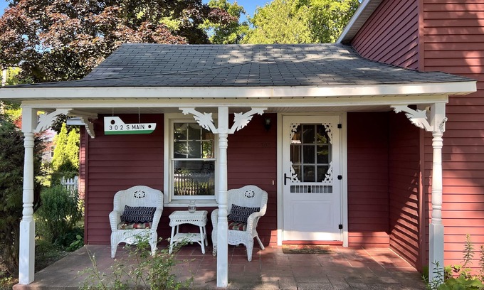 Leland House | Cute 2 Bedroom Cottage, Sleeps 6, One Block from Van’s Beach, Easy Walk to Town