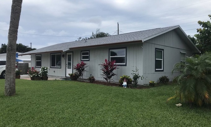 Jensen Beach House | Cute and clean and right next to the Ocean!