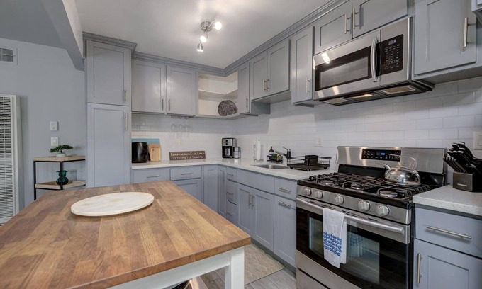 East Village Apartment | Cute Apt Close to Downtown, Long Beach! by RedAwning