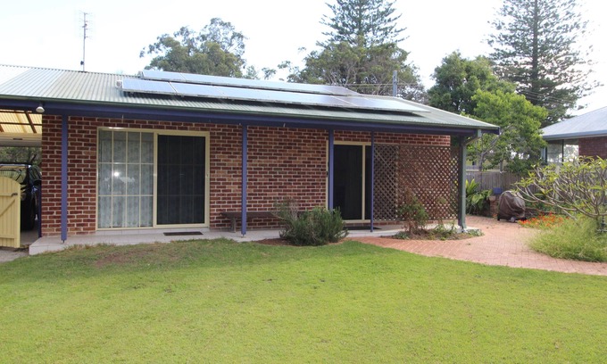 Crescent Head House | Cute Beachside Apartment - Central Location