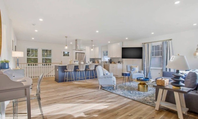 Annapolis House | Cute bungalow blocks to Stadium