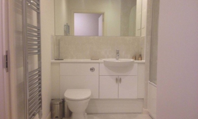 Southall Green Apartment | Cute, clean apartment with WiFi, 15 minutes away from Central London
