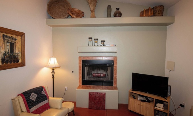 Tucson House | Cute, Clean, Private, 1bd Guest House Centrally Located