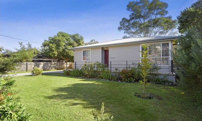 Catalina House | Cute Coastal Cottage with golf views, walking distance to town or beach