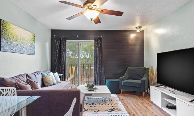 Gainesville Condo | Cute Condo Close to Campus - Walk to Shands/Pool!