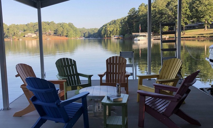 Gainesville House | Cute cottage on Lake Lanier with dock and screened porch.
