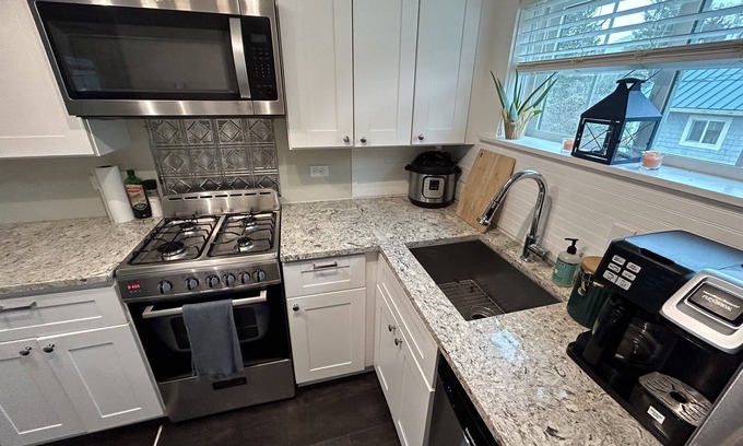 Rockaway Beach Cottage | Cute Cottage walking distance to 7 miles of beach - Dogs welcome!