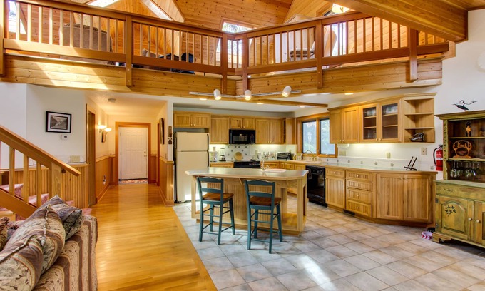 Downtown Cannon Beach House | Cute Cottage with Close Beach Access & Free WiFi - Dogs Welcome