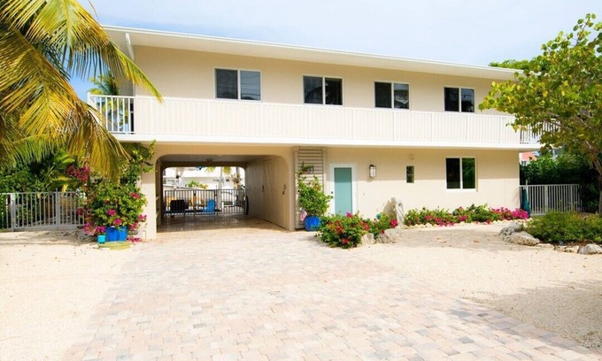 Islamorada House | Cute & Cozy 3 Bedroom Canalfront Pool Home