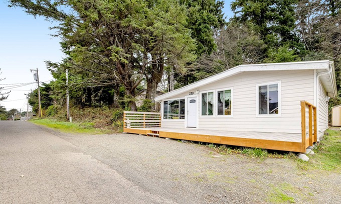 Rockaway Beach Cabin | Cute dog-friendly beach cabin with wood-burning fireplace & private hot tub