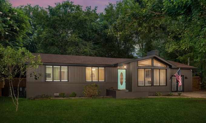 Franklin House | Cute House in town with private yard