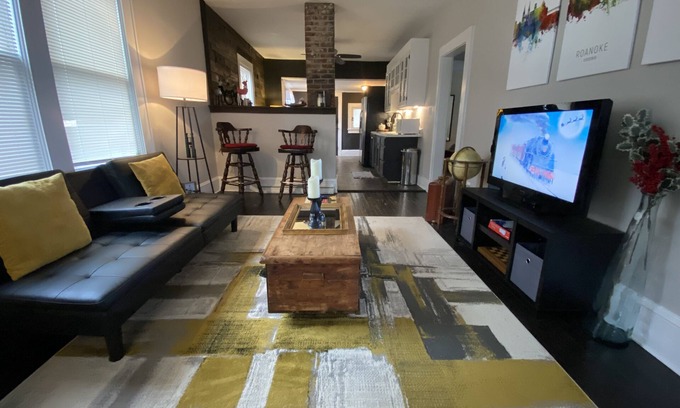 Roanoke House | Cute Modern Self check-in Close to DownTown Dog Friendly!