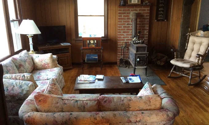 Jewett House | Cute Mountain Top Cape Cod on 1.3 acres, Central Air Conditioning and Oil Heat !