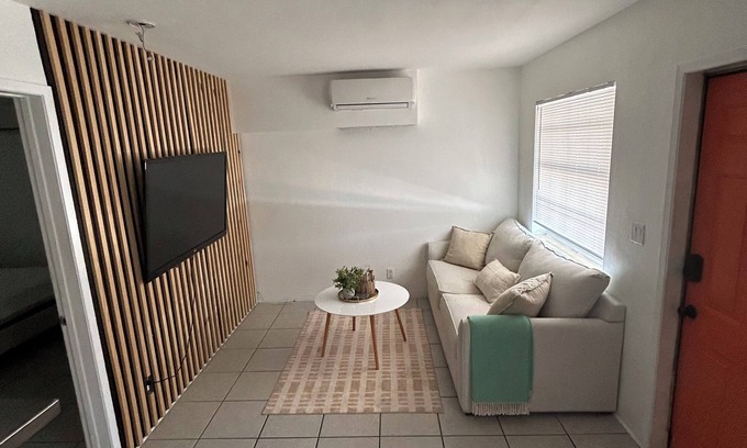 Victoria Park Apartment | Cute One Bedroom Near the Beach that is located minutes from Las Olas Blvd; Port