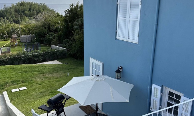 Smith's House | Cute Studio with Patio and South Shore Views